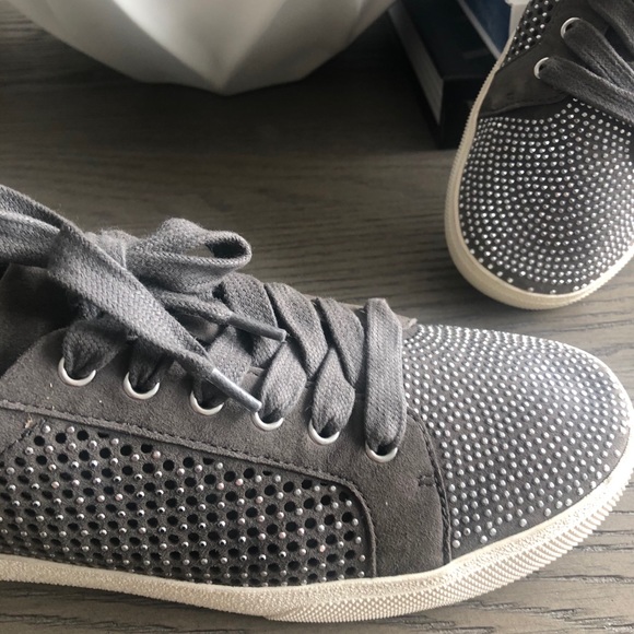 Sneakers by Vince Camuto - Picture 2 of 5